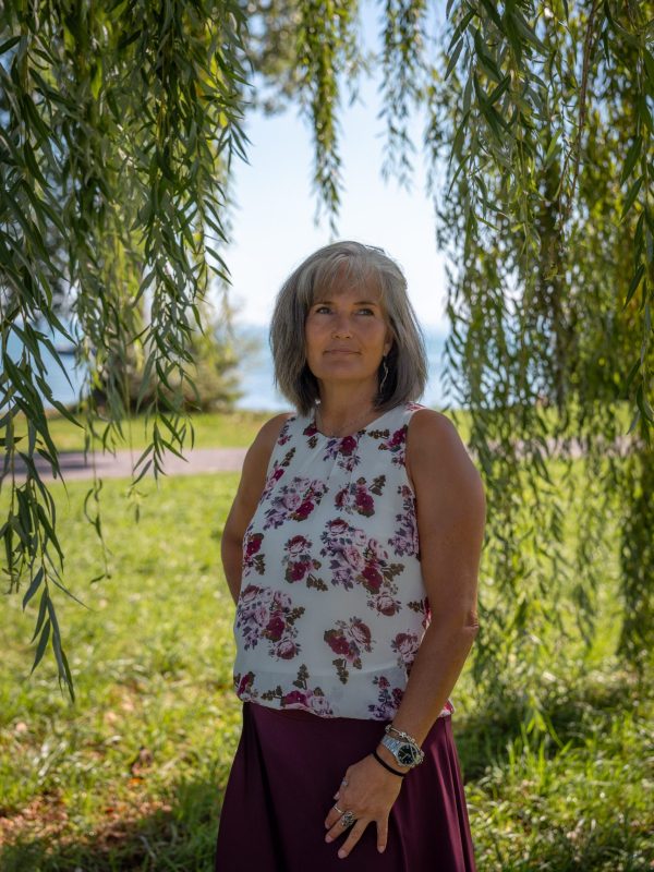 Portrait einer Frau am Bodensee unter einem Baum in Konstanz
