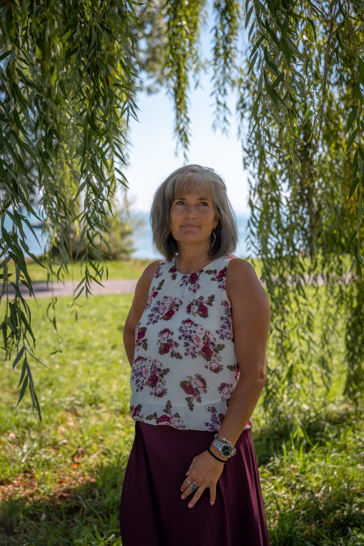 Portrait einer Frau am Bodensee unter einem Baum in Konstanz