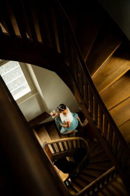 Fotoshooting einer Braut, die die Treppen zum Standesamt hochläuft