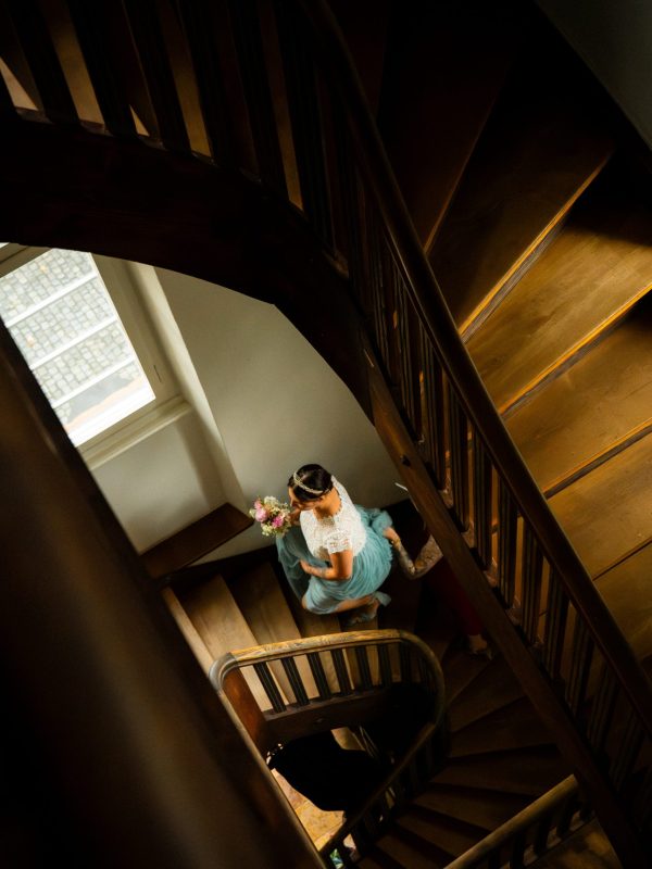 Fotoshooting einer Braut, die die Treppen zum Standesamt hochläuft