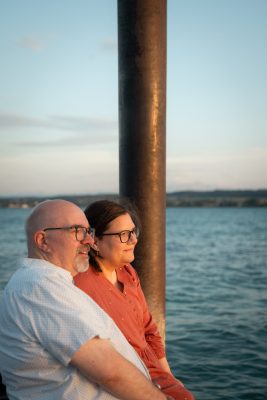 Paar schaut bei Fotoshooting in Konstanz am Bodensee in die Ferne