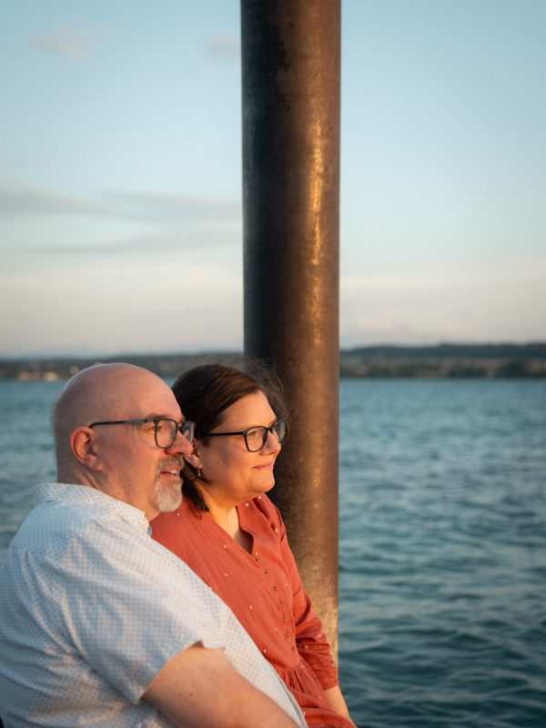 Paar schaut bei Fotoshooting in Konstanz am Bodensee in die Ferne