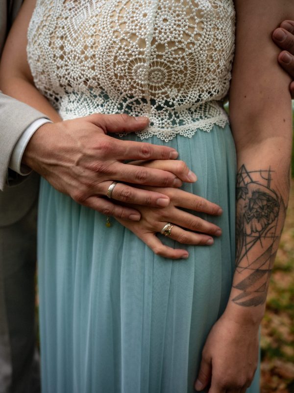 Closeup eines Hochzeitspaares mit den Eheringen